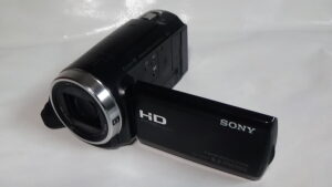 filmadora sony hdr-cx675 pequena no tamanho, grande na captura. discreta e eficiente